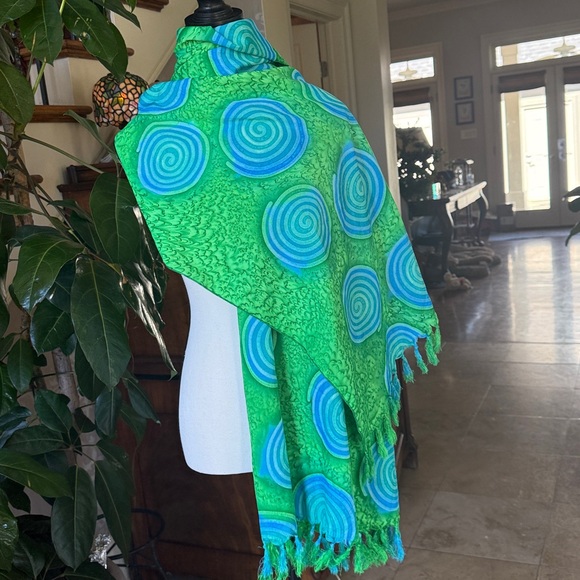 SCARF/WRAP ladies, vibrant, green and blue with tassels excellent condition - Picture 8 of 11